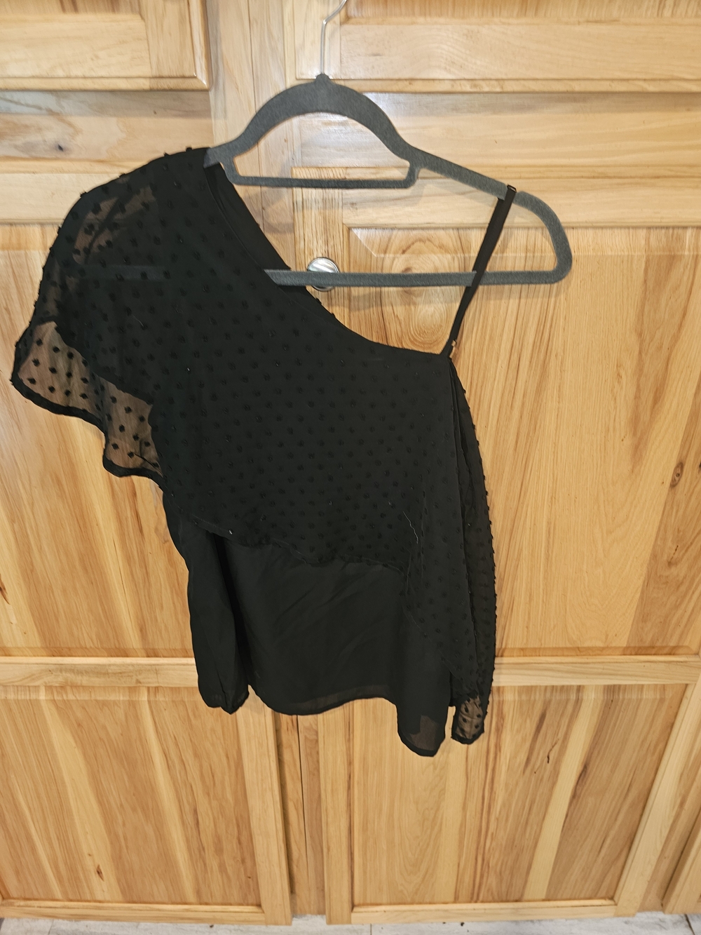 ANDREE BY UNIT Black One-Shoulder Swiss Dot Blouse